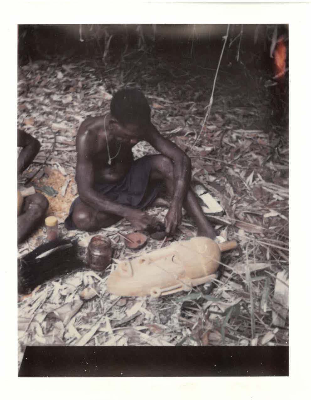 Houtsnijder op Papua, circa 1969, Fotograaf: Adriaan Gerbrands, RV-11974