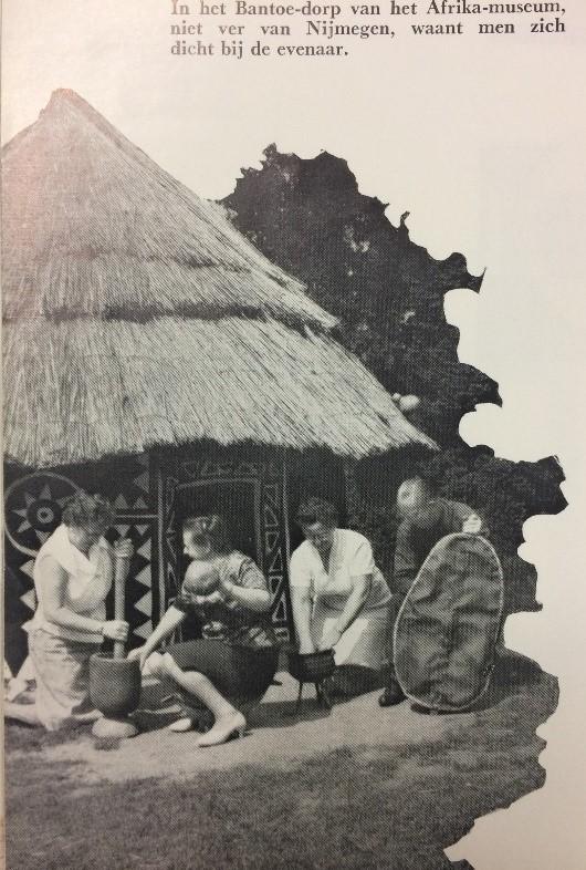 Een foto in een promotiefolder van het museum. In de begeleidende tekst staat: ‘In het Bantoe-dorp van het Afrika-museum, niet ver van Nijmegen, waant men zich dicht bij de evenaar.' Plakboek 1956-1960.
